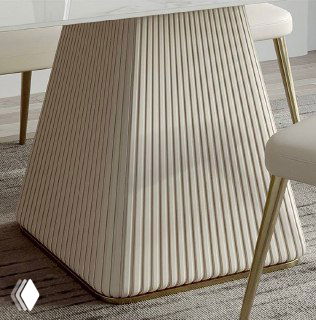 Крупный план основания стола: рифлёная пирамидальная ножка-пьедестал бежевого цвета с текстурой и металлической окантовкой, деталь конструкции и финиш.