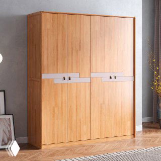 Шкаф с закрытыми глухими распашными дверцами в светлой дубовой отделке, минималистичный интерьер и деревянный пол.