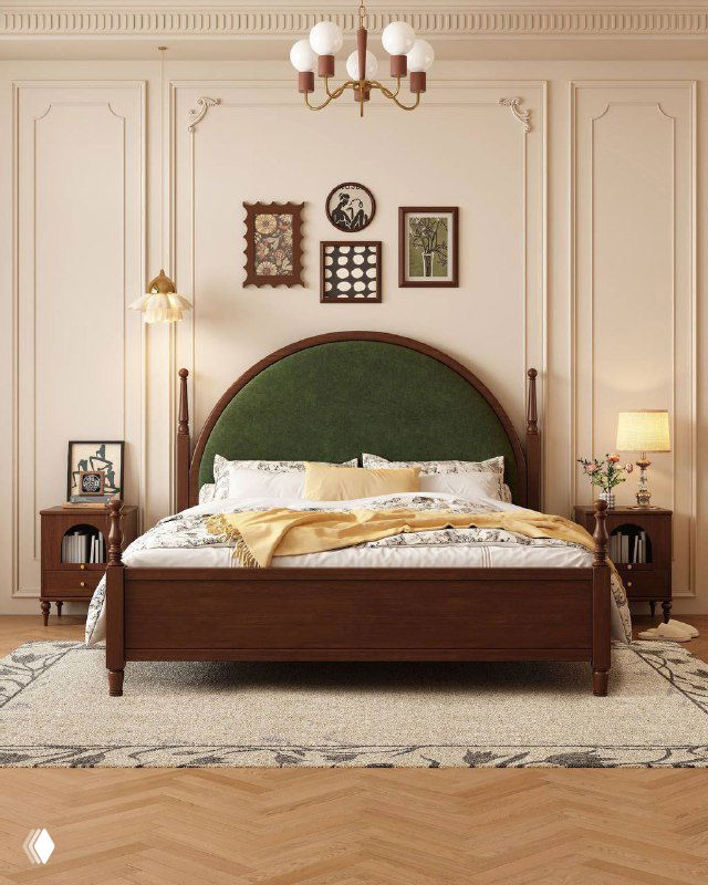 Кровать с зеленым изголовьем в тёмно-коричневой деревянной раме, аккуратно заправленное постельное бельё и декоративные элементы на стене позади кровати.