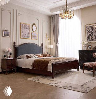 Спальня с кроватью из массива ясеня размером 180×200 в классическом интерьере: деревянная рама тёмного тона и мягкий изголовье.