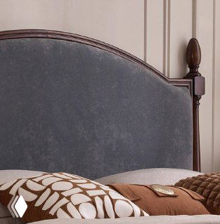 Ещё один близкий план изголовья кровати и декоративной подушки: сочетание материалов — ткань и массив ясеня в отделке.