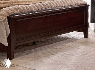 Нижняя часть кровати: массивная деревянная панель и ножки кровати из ясеня, аккуратная отделка и устойчивое основание.