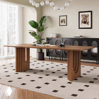 Деревянный обеденный стол из ясеня крупным планом в светлой столовой, ракурс под углом показывает тонкую столешницу и гладкую фактуру древесины.