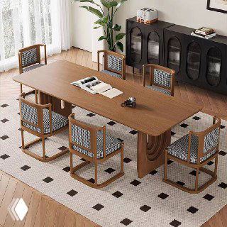 Общий вид длинного обеденного стола из массива ясеня с расставленными стульями, демонстрация масштаба и посадочных мест в гостиной.