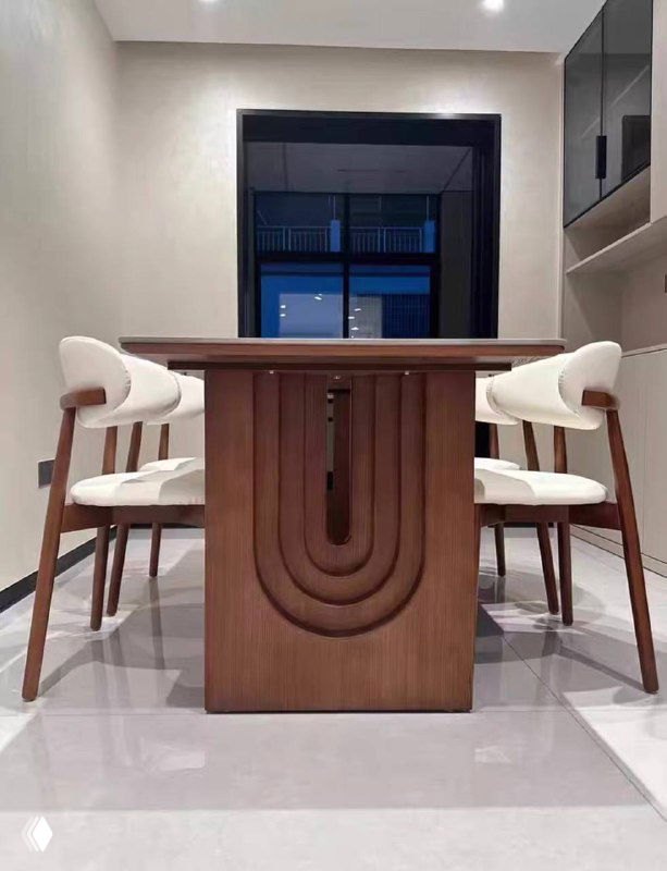 Фронтальный вид центральной опоры стола из ясеня в реальной комнате, демонстрация формы и дизайна опоры в интерьере.