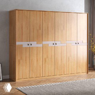 Широкий шкаф с четырьмя дверцами из массива дуба на фоне стены и части декора, демонстрация варианта широкой компоновки.