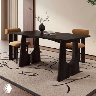 Тёмный обеденный стол из массива ясеня в минималистичном интерьере: стол на ковре, круглые стулья и декоративная ваза на столе.