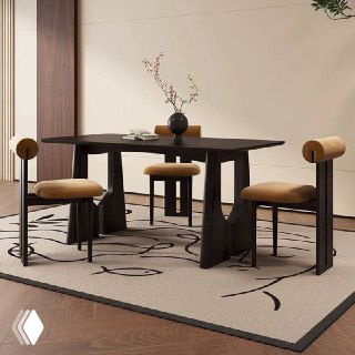 Вид под другим углом: массивный темный стол и комплект стульев с круглой спинкой, акцент на форму ножек и текстуру древесины ясеня.