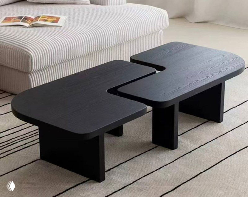 Дизайнерский низкий журнальный столик из тёмного дерева, состыкованные геометрические поверхности, современный минимализм в интерьере.