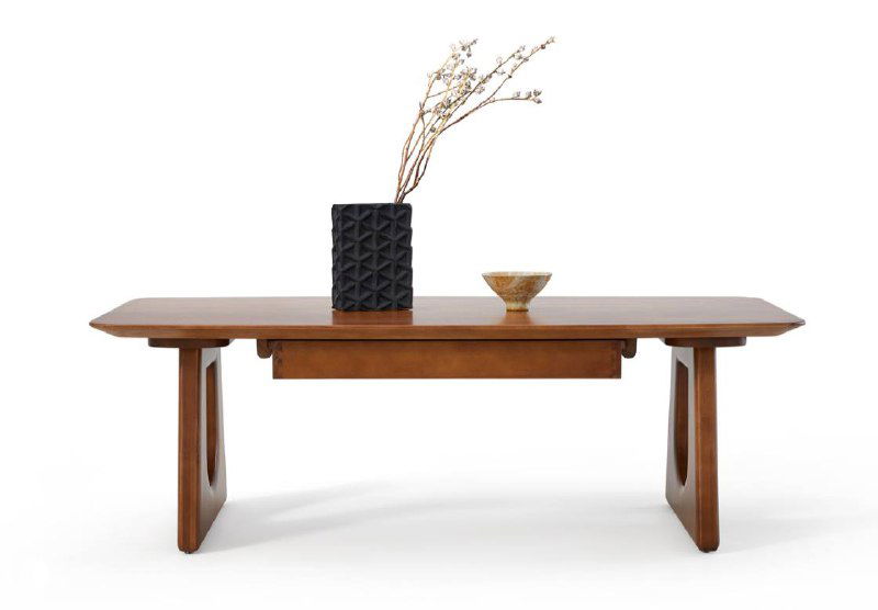 Длинный низкий стол из светлого тёплого дерева с вырезами и сквозной конструкцией, стильный акцент в гостиной в скандинавском ключе.