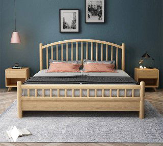 Деревянная кровать 180×200 из светлого массива дуба в интерьерной спальне: вид спереди с прикроватными тумбами, постелью и ковром.