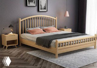 Угловой ракурс кровати 180×200 из массива дуба: ножки, изголовье и общий масштаб на фоне тёмной стены и прикроватных тумб.