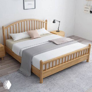 Кровать 180×200 из массива дуба в светлой комнате: вид с небольшим уклоном, постель с серым пледом и минималистичный декор на стене.