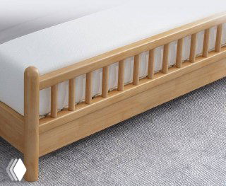 Крупный план основания и боковой рамки кровати из массива дуба 180×200 — видна текстура дерева и качество исполнения шипов и стыков.