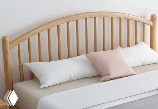 Детальный кадр изголовья кровати 180×200 из светлого дуба с минималистичным подушечным оформлением и ровной шлифовкой поверхности.