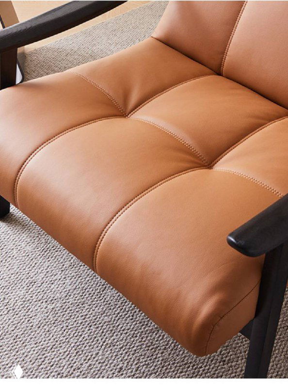 Макро‑крупный план кожаного сиденья кресла из ясеня: качественная кожа, мягкая набивка и натуральная текстура материала, швы видны чётко.