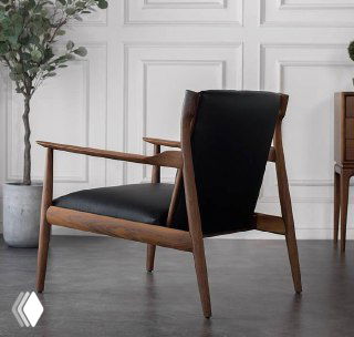 Боковой вид кресла из ясеня с кожаной обивкой, видна конструкция подлокотников и тонкая деревянная рама из массива.