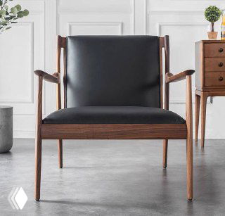 Фронтальный вид кресла из ясеня с чёрной кожей, акцент на посадочной зоне и габаритах модели на нейтральном фоне.