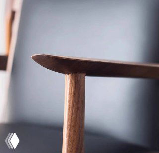 Ещё один кадр крупным планом деревянного подлокотника и соединительной шейки ножки кресла, видна аккуратная шлифовка и морилка.