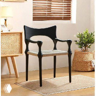 Чёрный стул из ясеня с плетёным сиденьем и текстильной спинкой в светлом интерьере; демонстрация формы, фактуры и отделки для каталога.