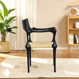 Боковой ракурс чёрного стула из ясеня с изогнутыми подлокотниками и плетёным сиденьем на фоне светлого интерьера для демонстрации профиля.