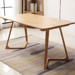 Деревянный стол из массива на светлом фоне; крупный план столешницы и оригинальные изогнутые опоры, минималистичный стиль.