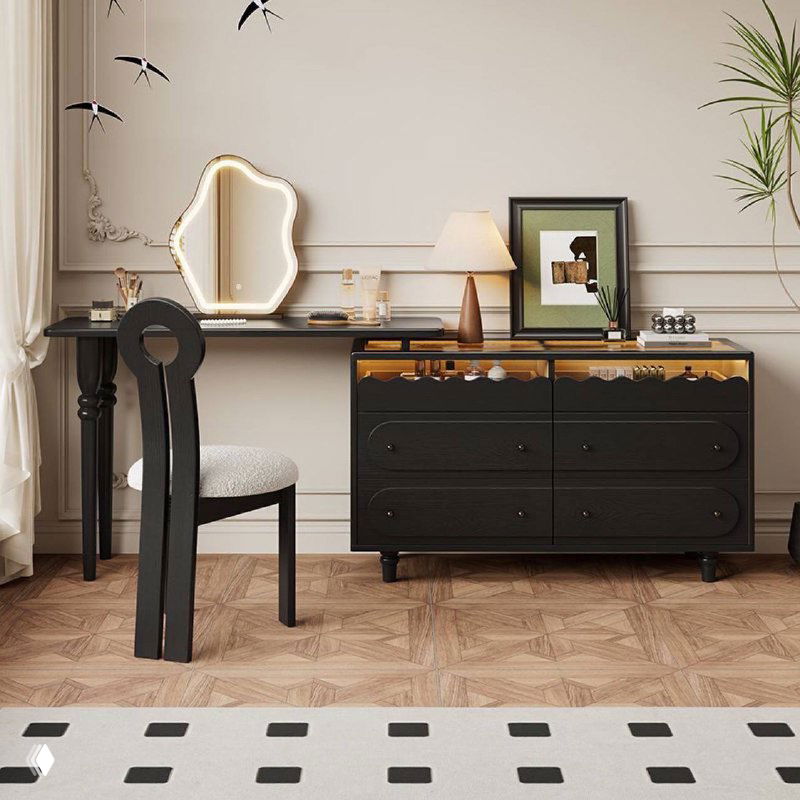 Вариант отделки туалетного столика в тёмной тонировке: комод и стол рядом, вид сбоку с мягким освещением и стулом.