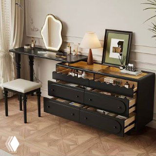 Туалетный столик в тёмной отделке с открытыми ящиками и аксессуарами: вид с акцентом на фронтальные панели и организованное хранение.