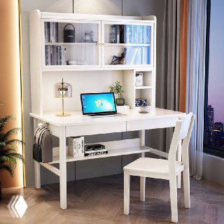 Белый письменный стол в минималистском интерьере: рабочая поверхность с ноутбуком, настольная лампа и книжные полки рядом с окном.