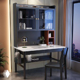 Серый письменный стол с контрастной столешницей: полки для книг, настольная лампа и стул в углу рядом с большим окном.