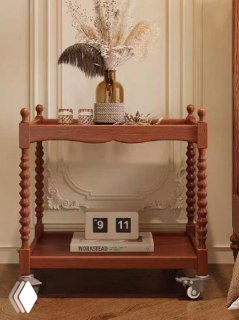 Журнальный столик из массива ясеня в светлом интерьерном окружении: витые ножки, нижняя полка и колесики, показаны детали отделки и текстура древесины