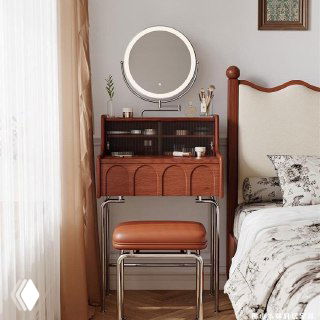 Табурет из массива ясеня с коричневым кожаным сиденьем на металлическом каркасе, установлен у туалетного столика в уютной спальне