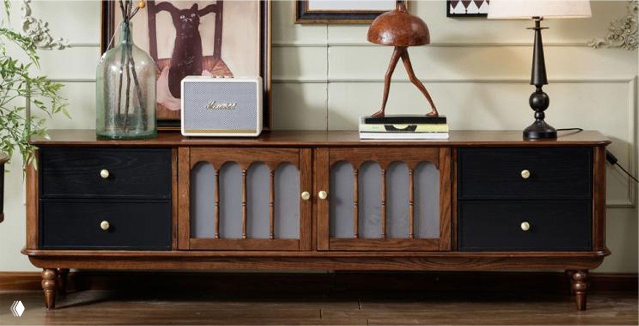 Тумба под ТВ из ясеня в интерьере: длинная низкая тумба с выдвижными ящиками и витринными дверцами, декор на столешнице