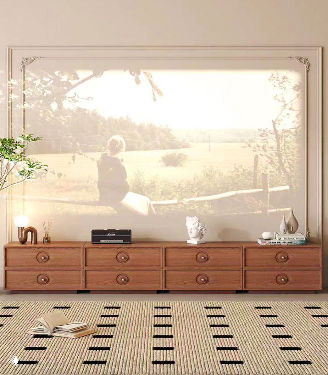 Тумба под ТВ из массива ясеня с шестью выдвижными ящиками в светлом интерьере, декоративные элементы и ковер.