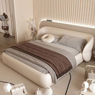 Фотография двуспальной кровати в светлой обивке в интерьере: мягкая округлая спинка, низкая платформа и текстильное постельное оформление.