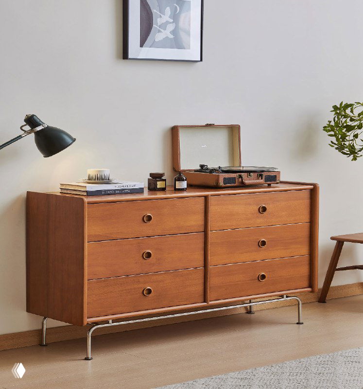 Фотография комода из ясеня в светлом минималистичном интерьере: шесть выдвижных ящиков, металлические ножки и декор на поверхности.