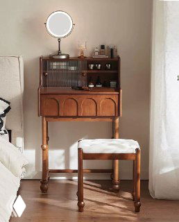 Туалетный столик из массива ясеня с табуретом и круглым зеркалом в светлой комнате, видна натуральная текстура дерева и аксессуары.