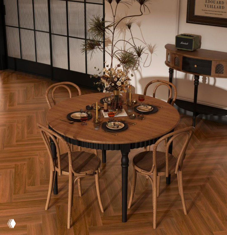 Круглый обеденный стол из массива ясеня в домашнем интерьере с сервировкой, четырьмя стульями, вазой и паркетным полом.