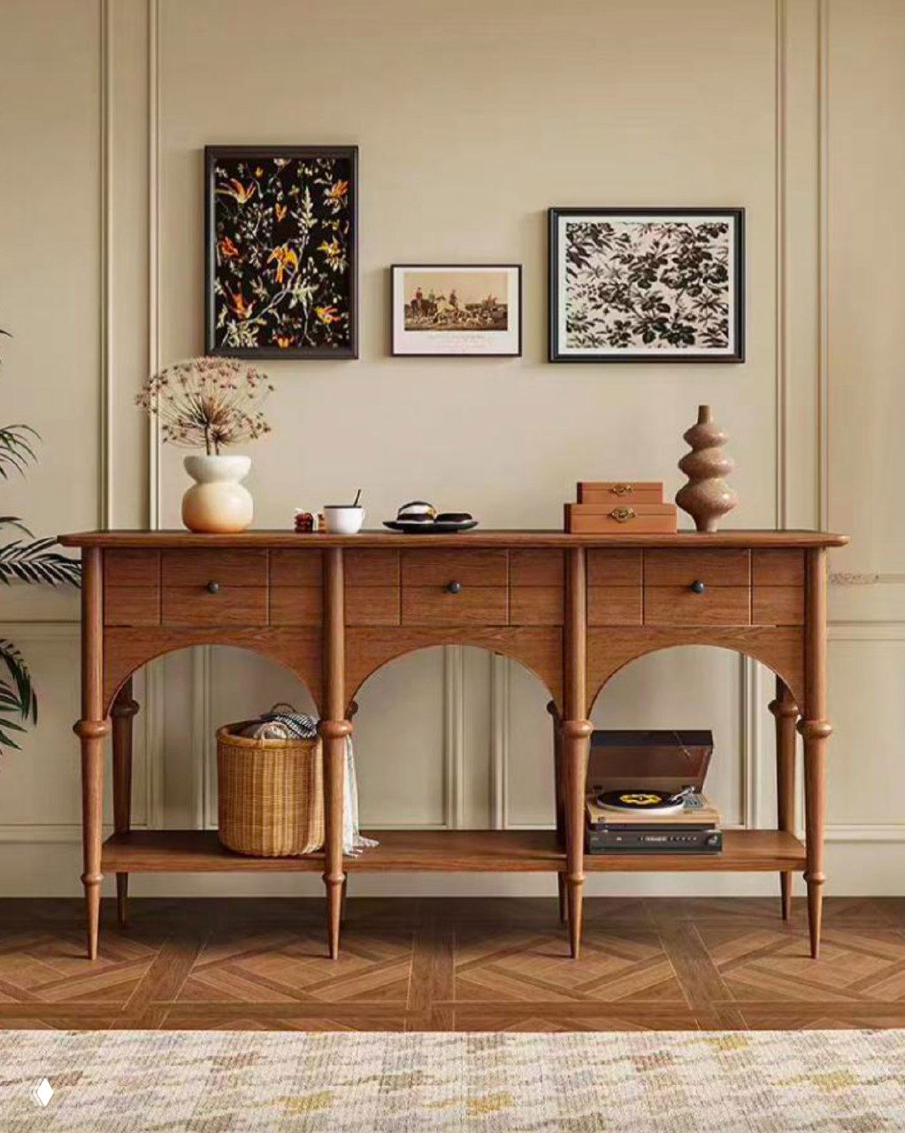 Консоль из ясеня в интерьере: трёхсекционная модель с тремя ящиками, нижней полкой и плетёной корзиной