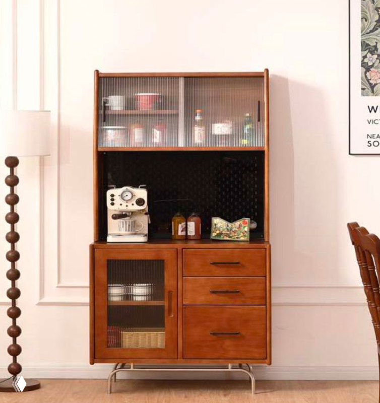 Фотография деревянного серванта из ясеня: шкаф с прозрачными дверцами, тремя ящиками и открытой нишей в светлом интерьере.