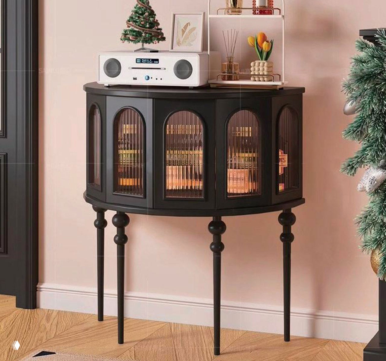 Черный приставной столик из ясеня в интерьере: полукруглая тумба с арочными стеклянными вставками и тонкими декоративными ножками.