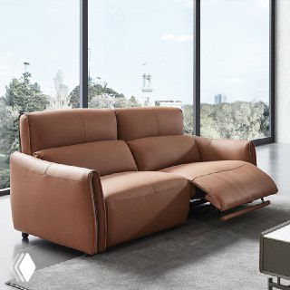 Коричневый кожаный двухместный секционный диван Cowhide с раскрывающимся реклайнером на фоне панорамного окна.