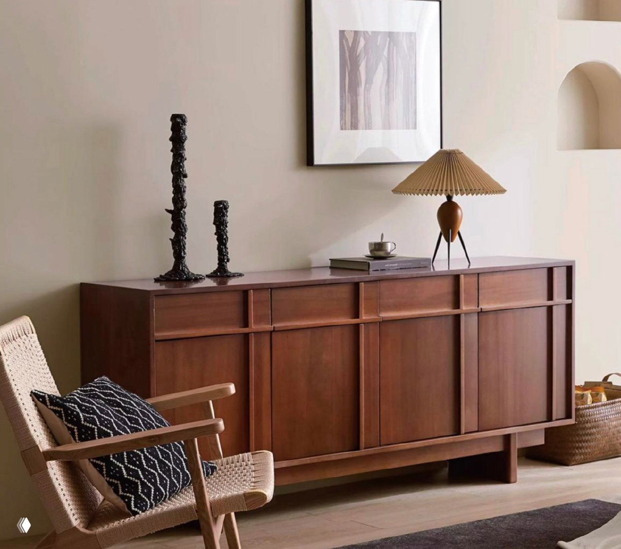 Деревянный комод из массива ясеня в светлом интерьере: тёплый коричневый фасад, декор на столешнице и кресло рядом.