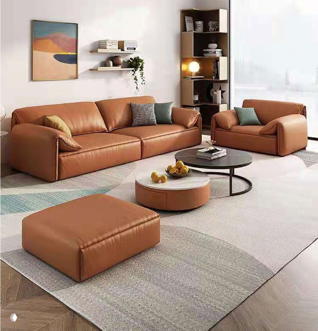 Фото гостиной с коричневым кожаным диваном, одиночным креслом и пуфом на светлом ковре рядом с журнальным столиком и полками — современный интерьер в натуральных тонах.