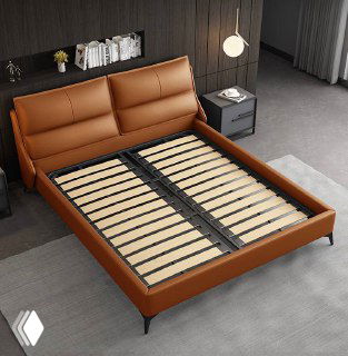 Крупный план коричневой кожаной кровати без матраса: вид сверху на ламели и деревянный каркас в современной спальне с тёмной стеной и прикроватной тумбой.