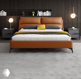 Фронтальный вид коричневой кожаной кровати с высоким мягким изголовьем, оформленной постелью и двумя прикроватными тумбочками в минималистичной комнате.