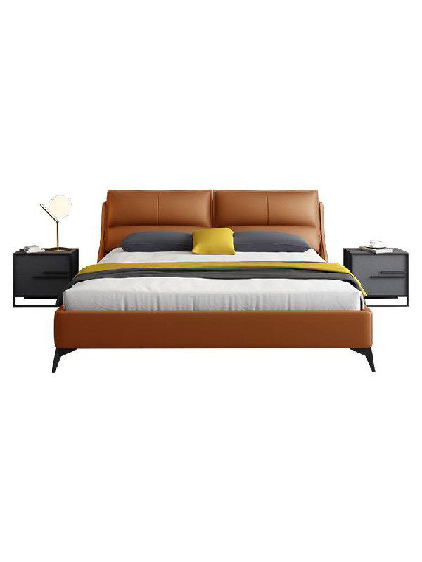 Фронтальное изображение коричневой кожаной кровати на белом фоне для каталога: низкое изножье, мягкое изголовье и симметричные тумбочки по бокам.