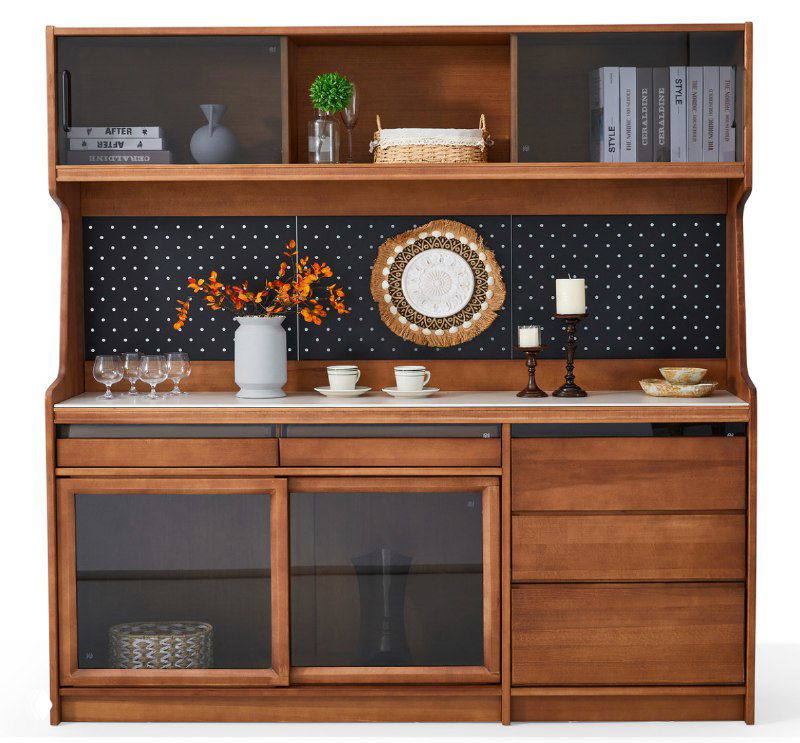 Фото: сервант из массива ясеня в интерьере — верхние полки с декором, нижняя часть со стеклянными дверцами и выдвижными ящиками, натуральный тон и текстура древесины.