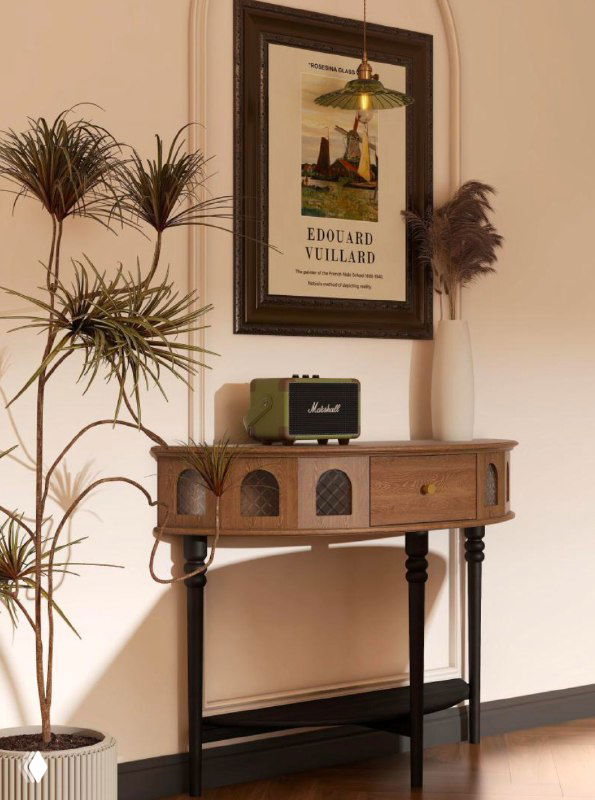 Фотография консоли из ясеня в интерьерной обстановке: деревянная консоль на высоких ножках с резными деталями, рама на стене и комнатные растения рядом, нейтральная палитра.