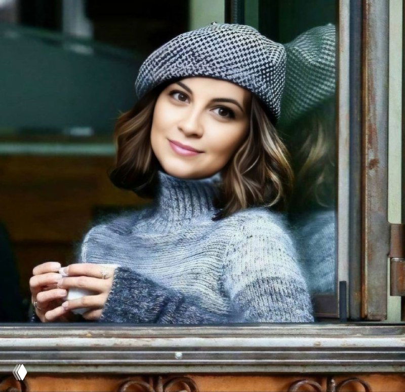 Портрет женщины в тёплом свитере и беретe у окна, уютная атмосферная фотография, передающая настроение спокойствия и созерцания